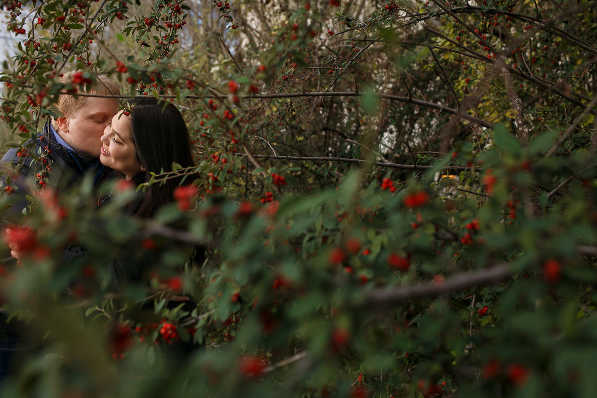 noivos namorando em meio a vegetação