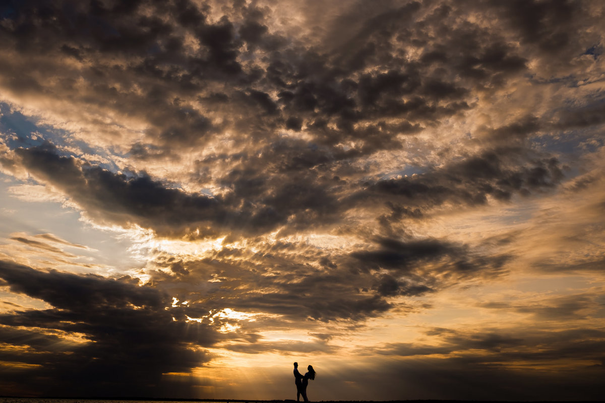 silhueta dos noivos abraçados no por do sol