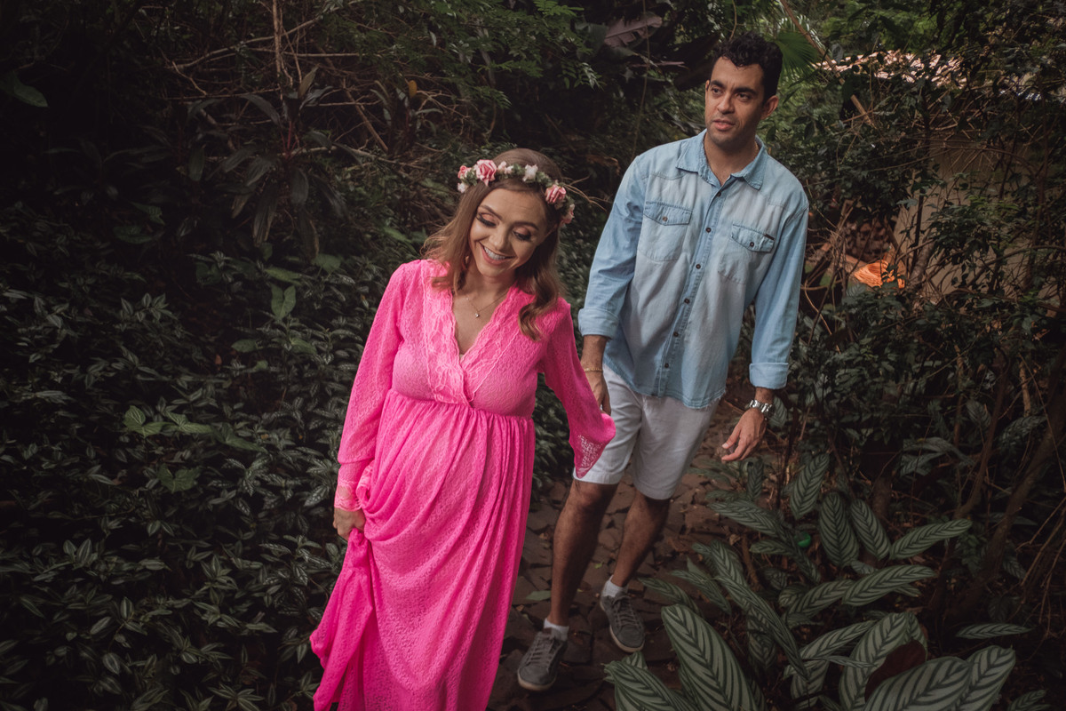 mamãe gestante e papai passeando no parque