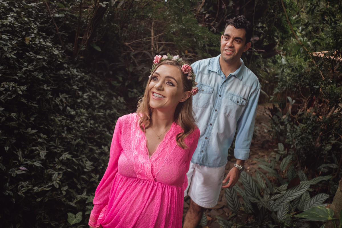 mamãe gestante sorridente e papai passeando no parque