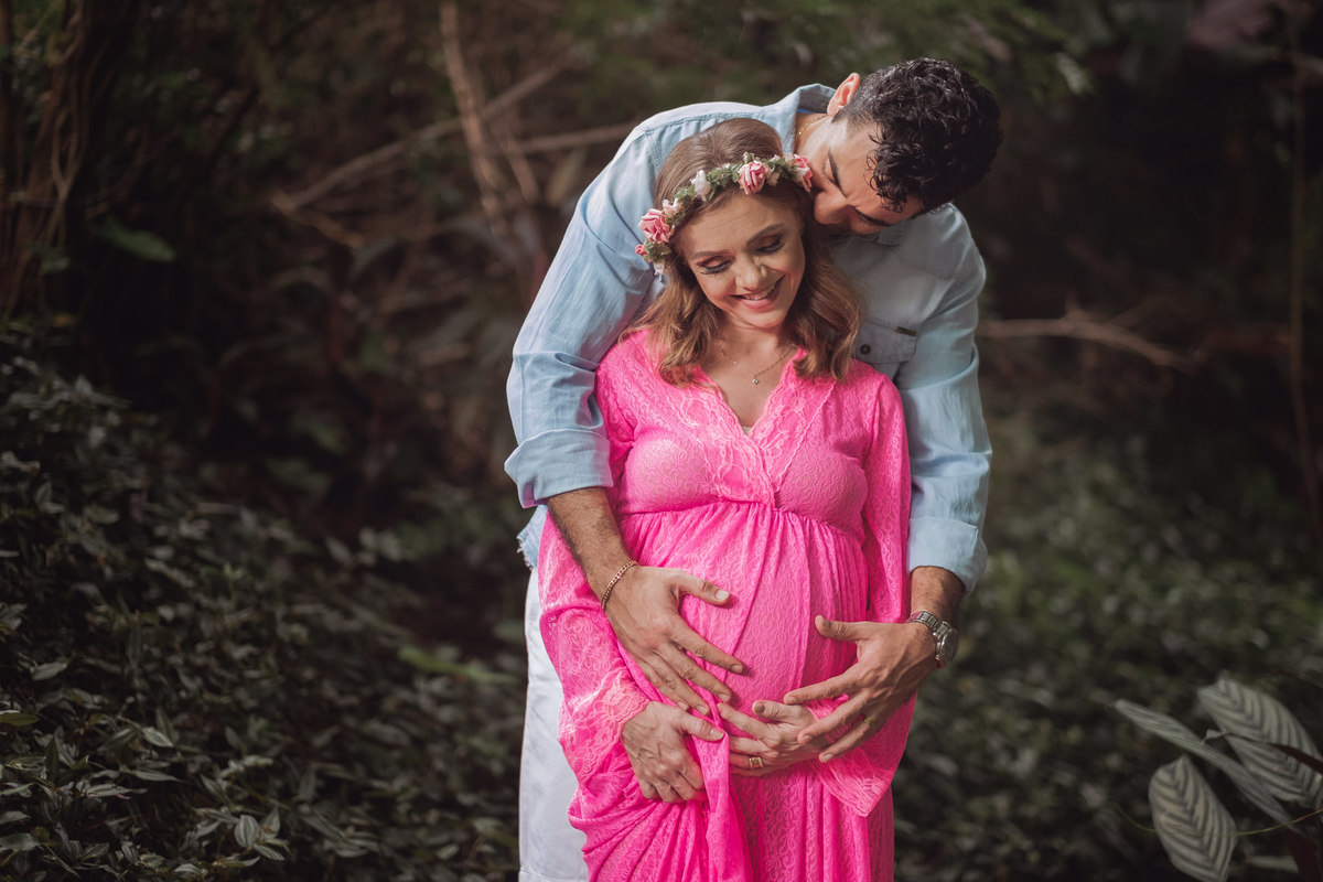 mamãe gestante sendo abraçada pelo papai