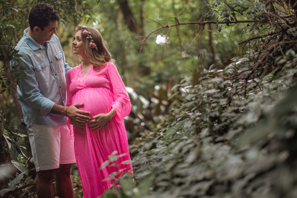 Papai fazendo carinho na barriga da mamãe gestante