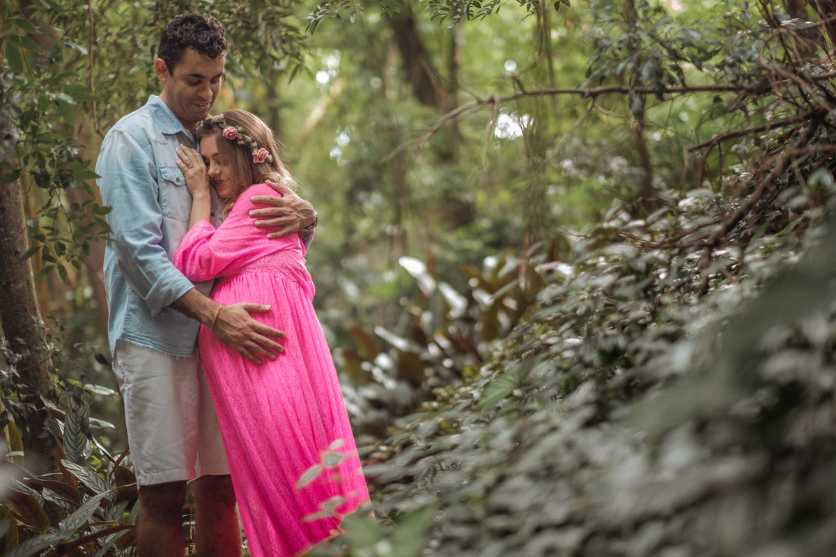 papai abraçando e protegendo mamãe gestante