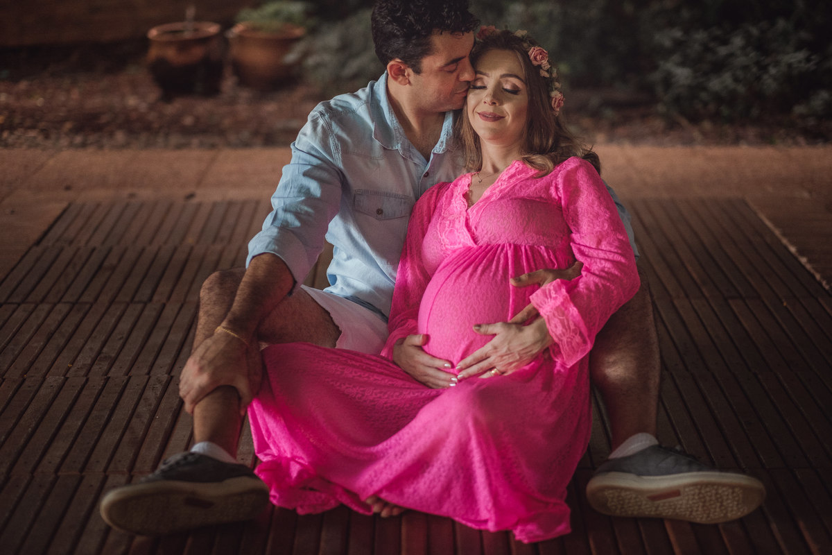 papai dando carinho para a mamãe gestante enquanto sentados