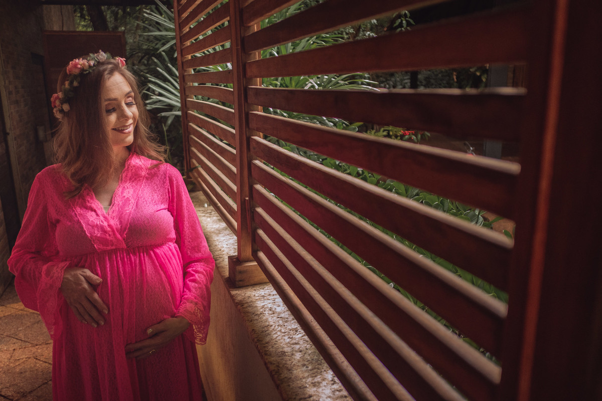 mamãe gestante acariciando a barriga