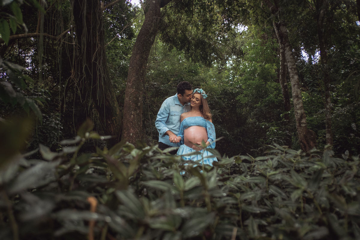 Papai e mamãe gestante em meio a mata