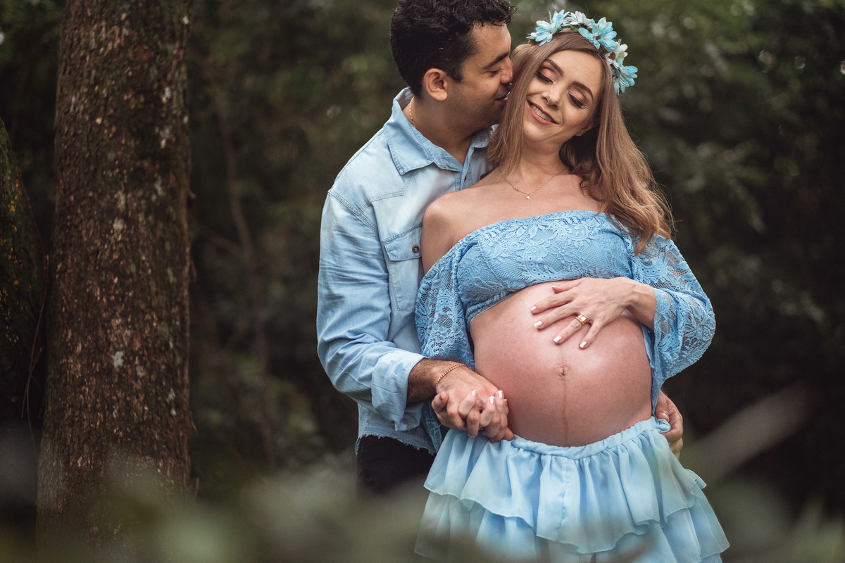 Mamãe gestante sendo abraçada e acariciada pelo papai