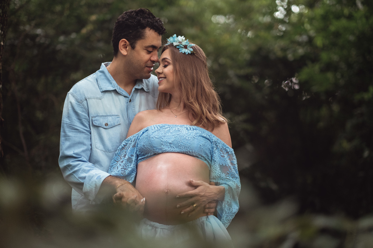 Papai e mamãe gestante posando para a foto