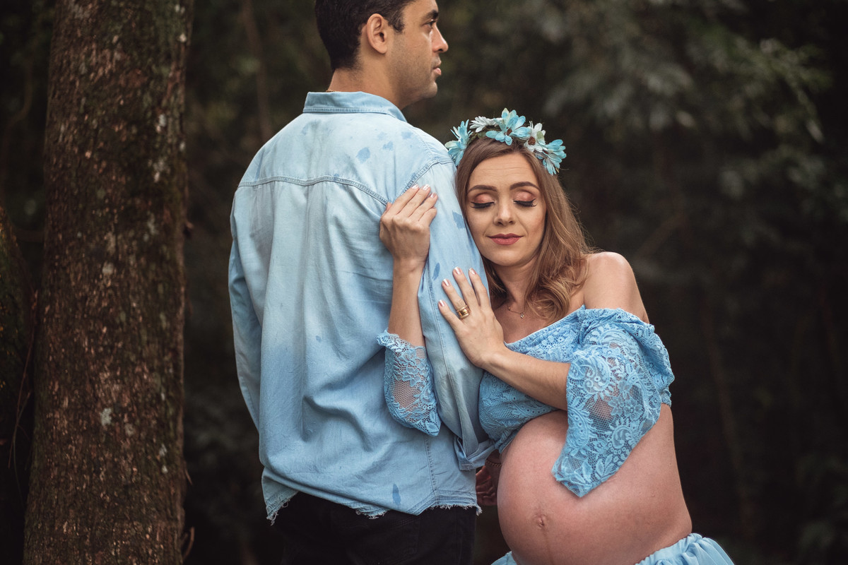 Mamãe gestante descansa no ombro do papai