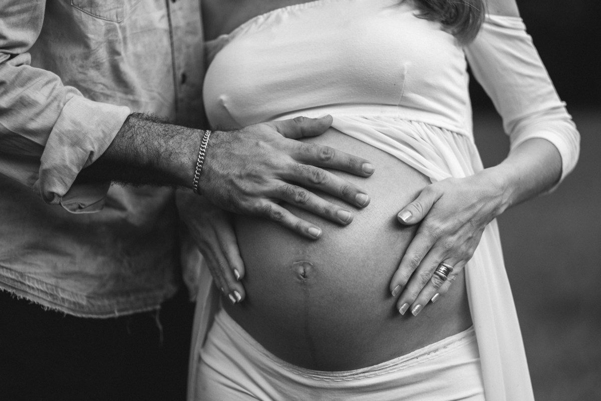 Aquele carinho gostoso do papai na barriguinha da mamãe gestante