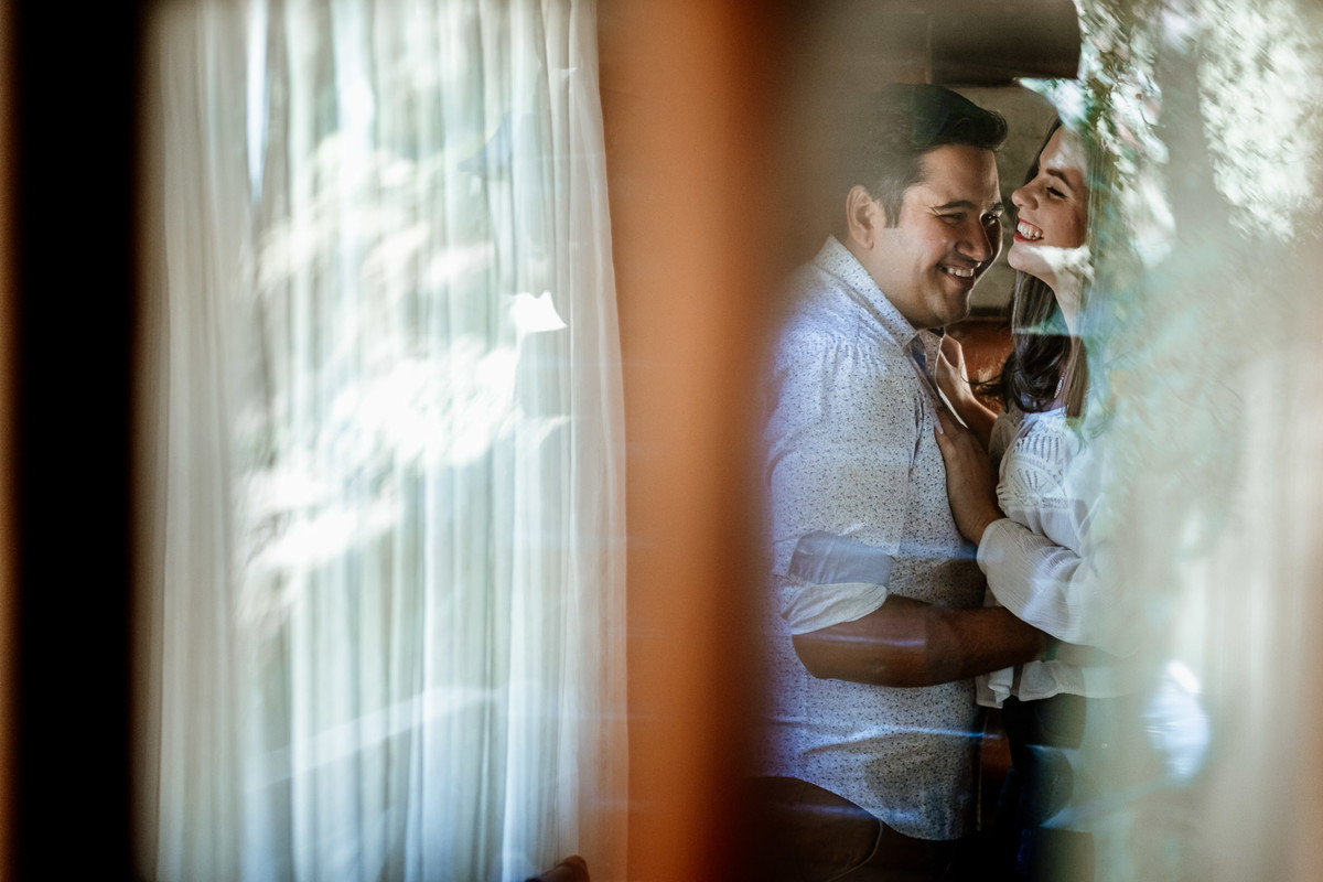 noivos no reflexo da janela da cabana itakua
