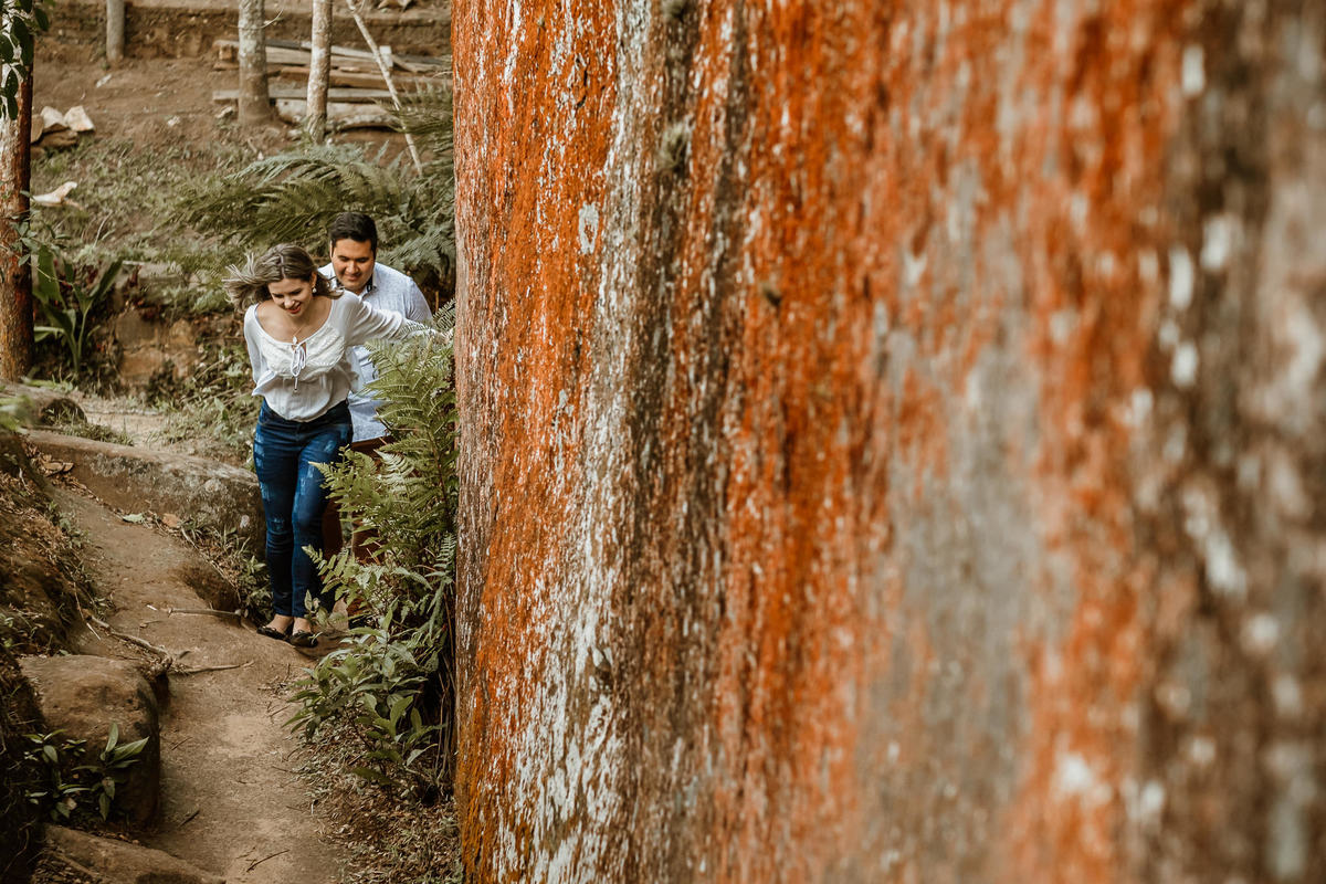 noivos correndo próximo da rocha