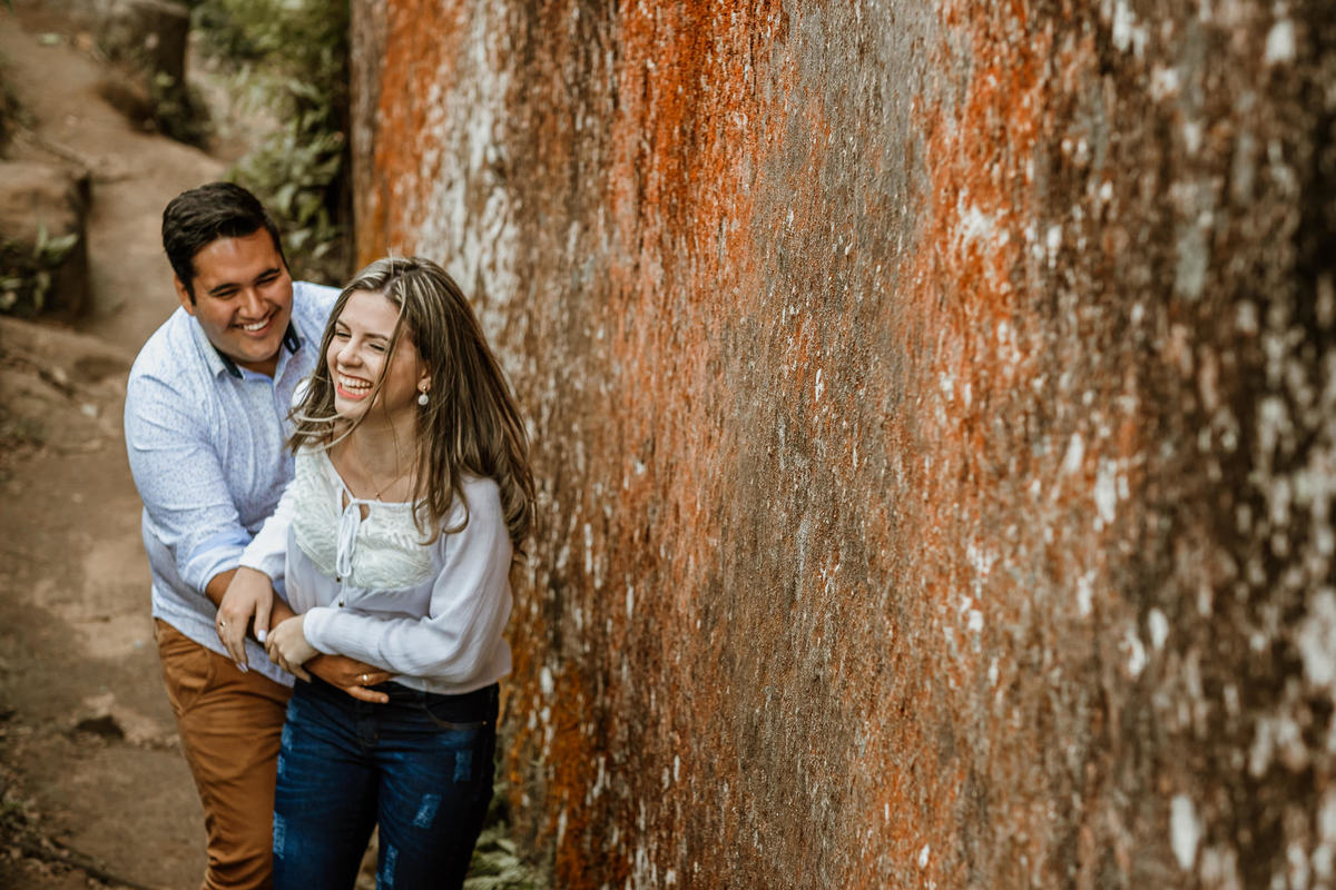 noivos correndo próximo da rocha