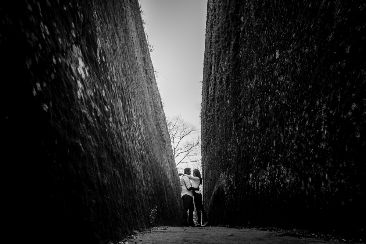 noivos abraçados no corredor de pedras