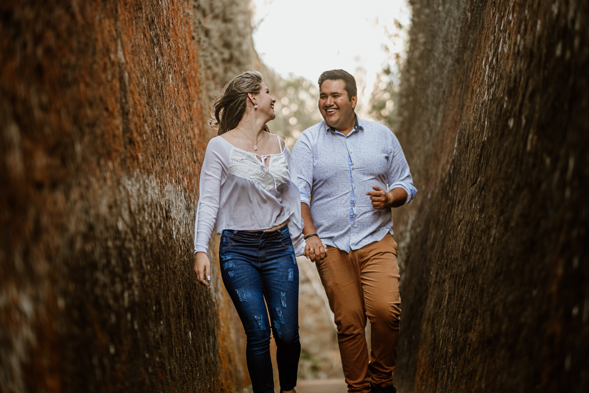 noivos correndo próximo da rocha