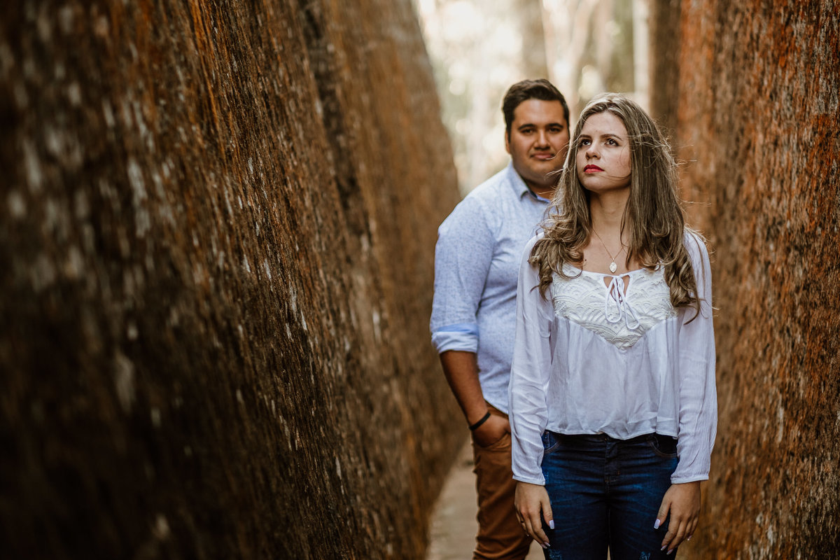 noivos posando para a foto em corredor de pedras
