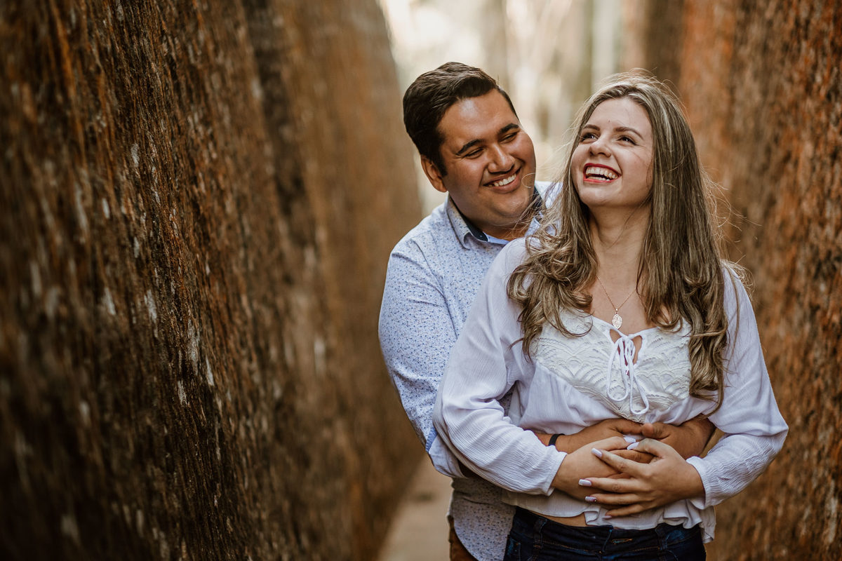 noivos abraçados e sorridentes 