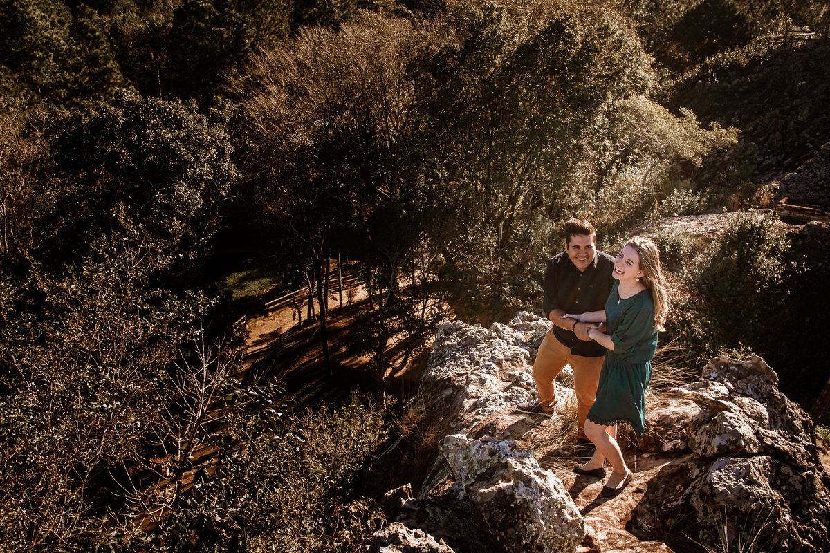noivos caminhando no topo do morro em Itacurubi de la Cordillera