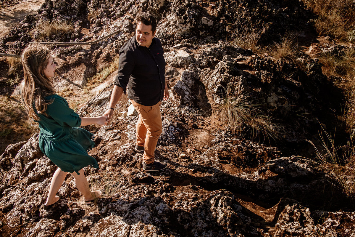 noivos caminhando no topo do morro em Itacurubi de la Cordillera
