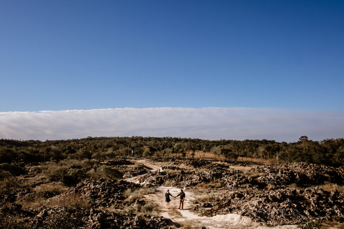 noivos caminhando em estrada de chão em Itacurubi de la Cordillera
