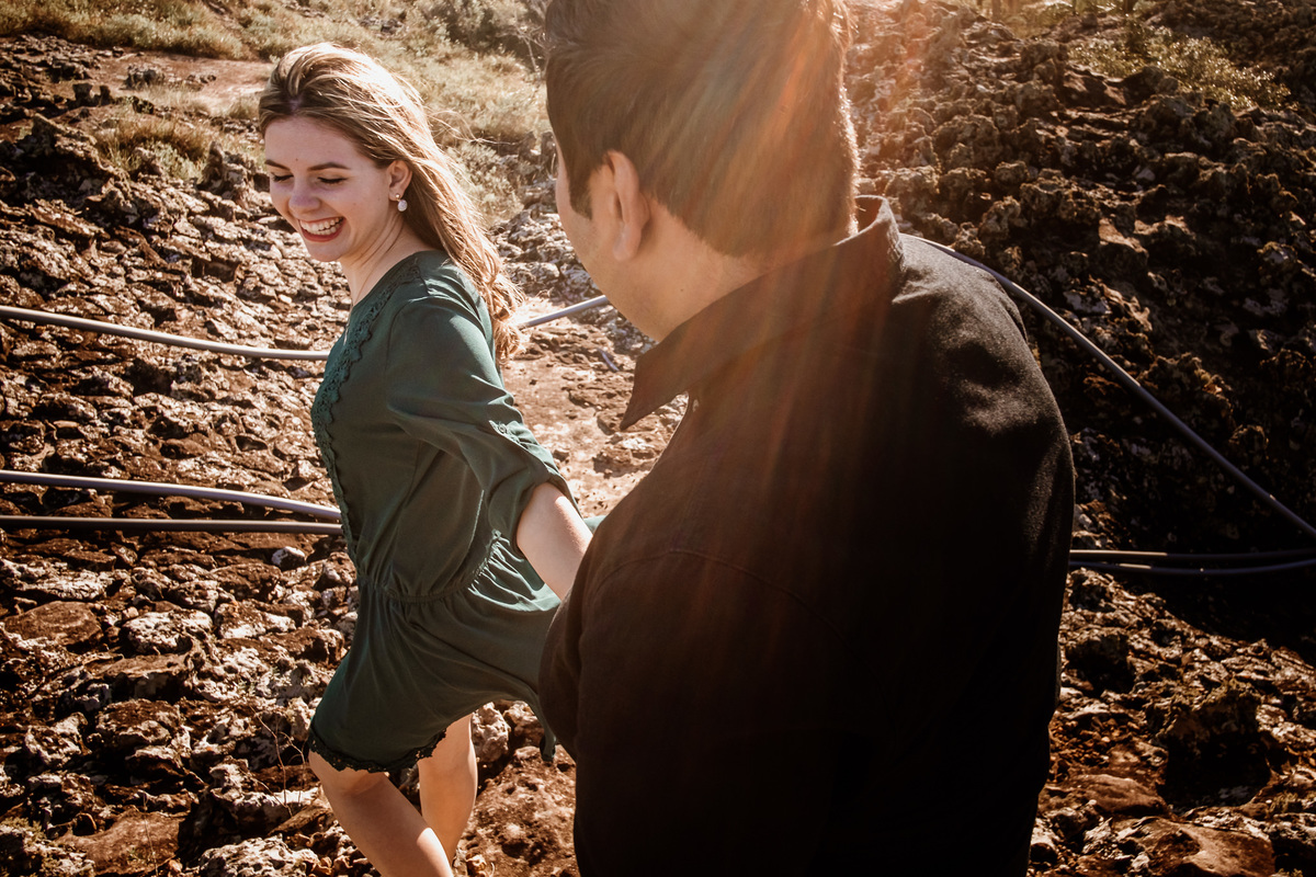 noivos caminhando no topo do morro em Itacurubi de la Cordillera