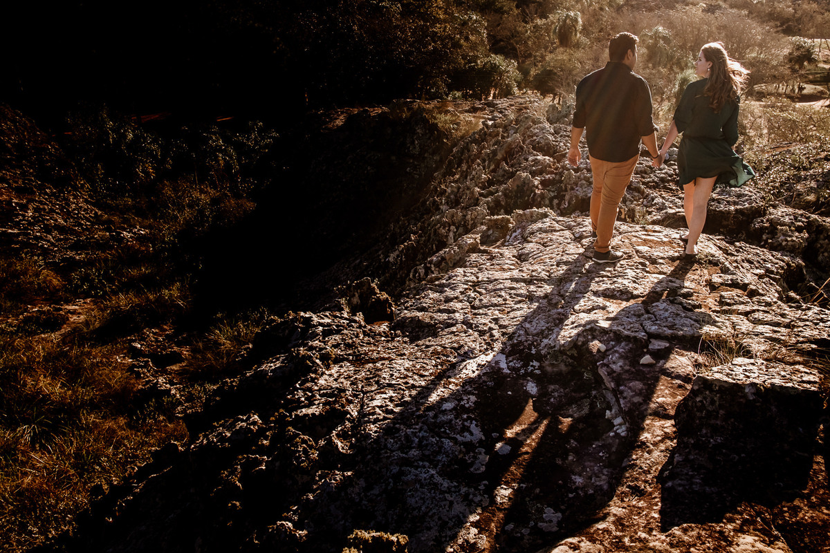 noivos caminhando no topo do morro em Itacurubi de la Cordillera