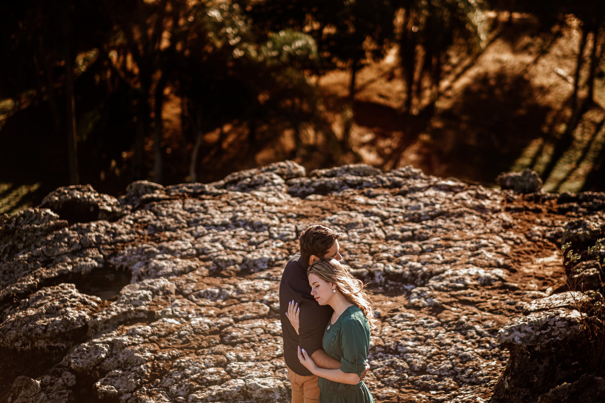 noivos no topo do morro em Itacurubi de la Cordillera