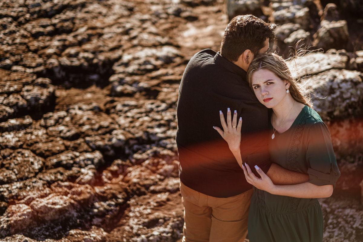 noivos no topo do morro em Itacurubi de la Cordillera