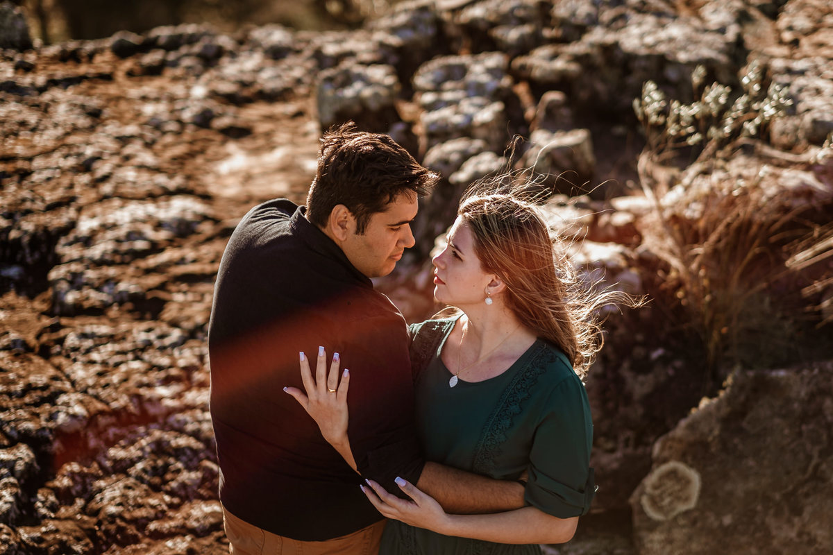 noivos no topo do morro em Itacurubi de la Cordillera