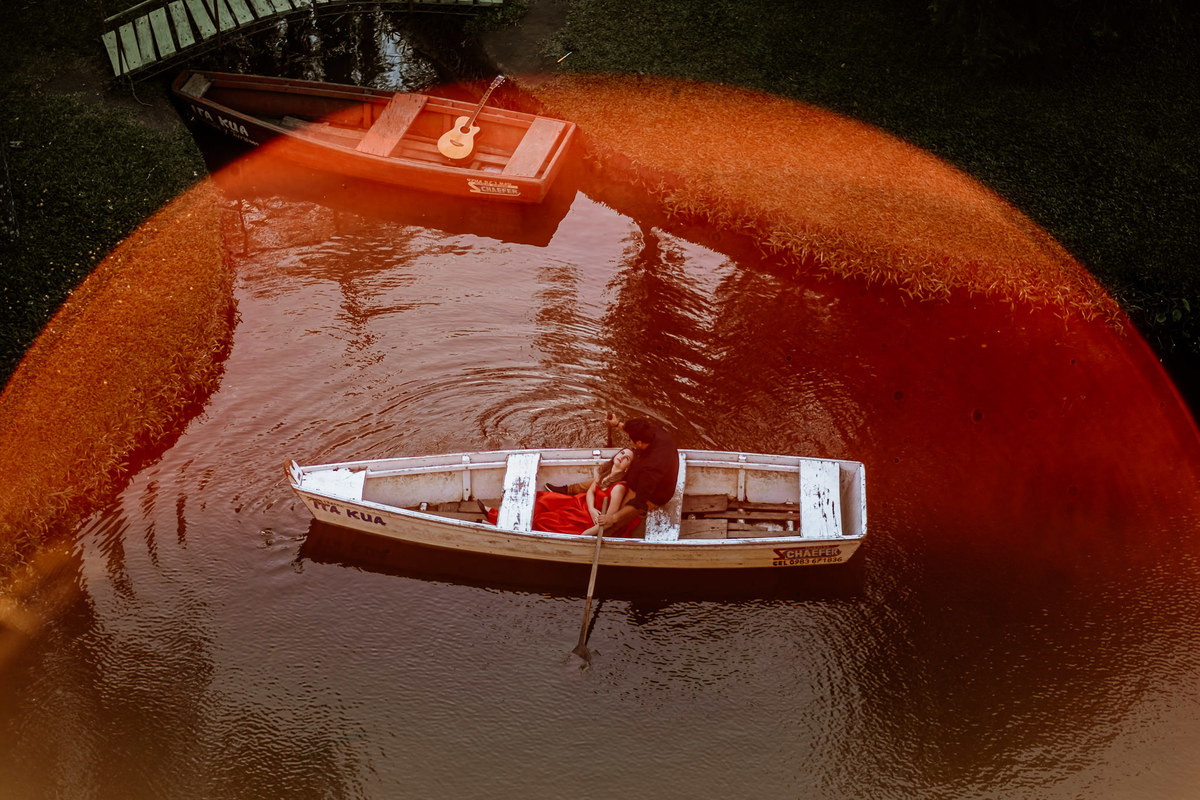 noivos em barco no lago da cabana itakua