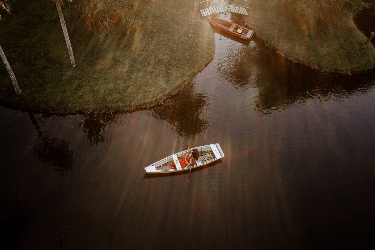noivos em barco no lago da cabana itakua
