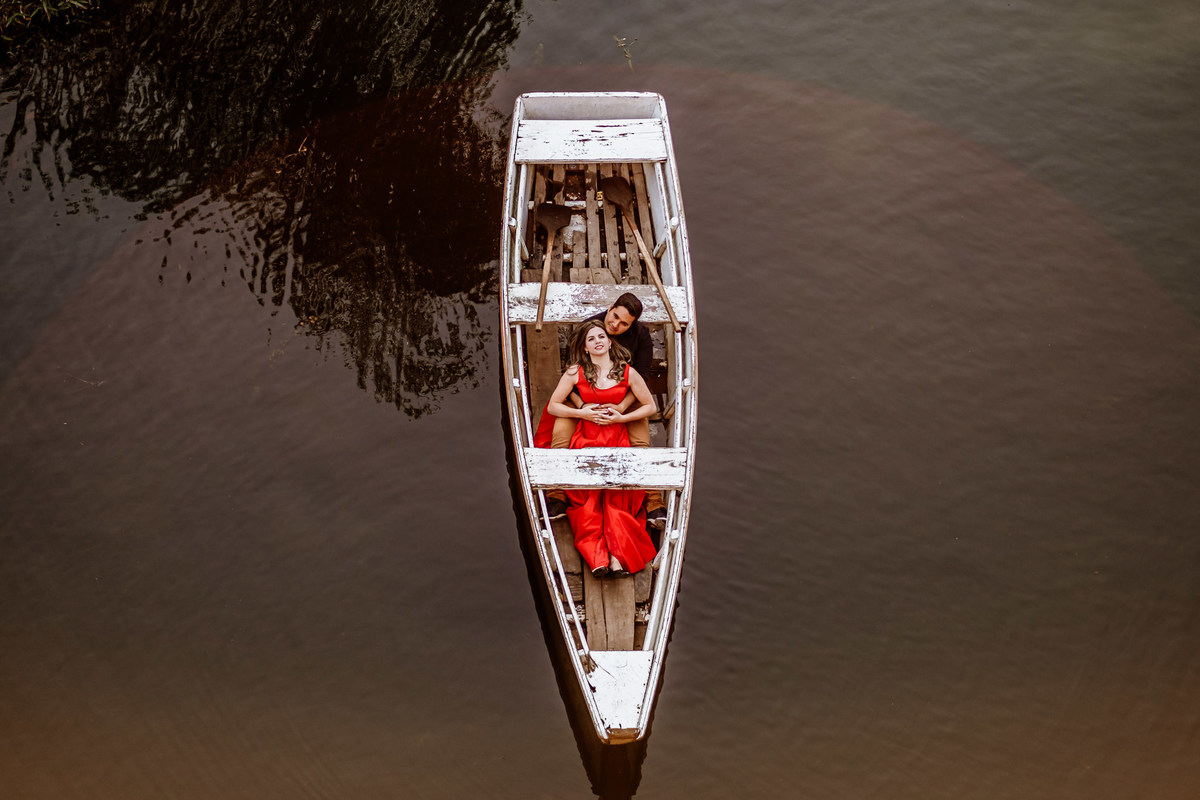 noivos em barco no lago da cabana itakua