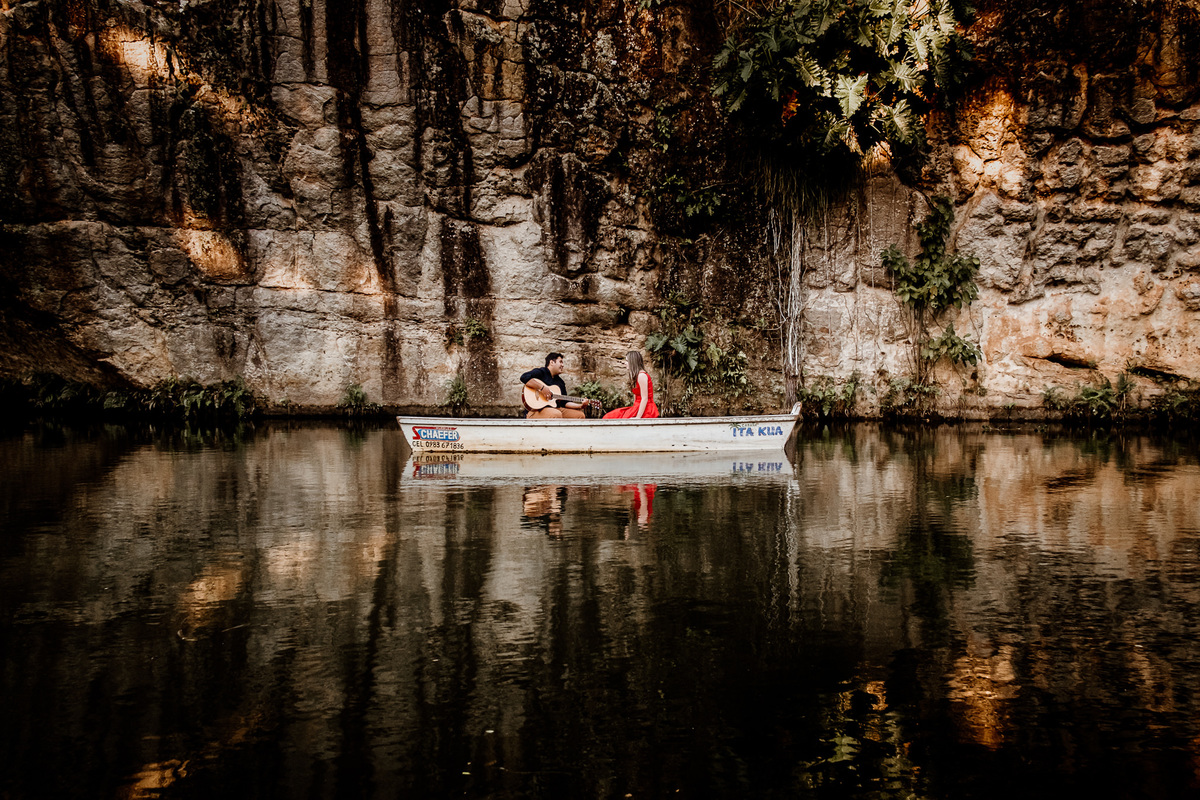 noivo cantando e tocando para noiva em barco no lago da cabana itakua