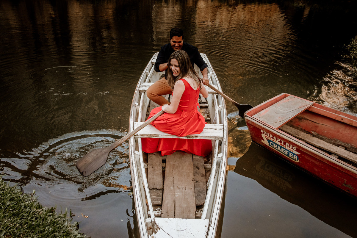 noivos em barco no lago da cabana itakua