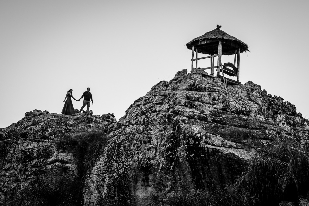noivos no topo do morro em Itacurubi de la Cordillera