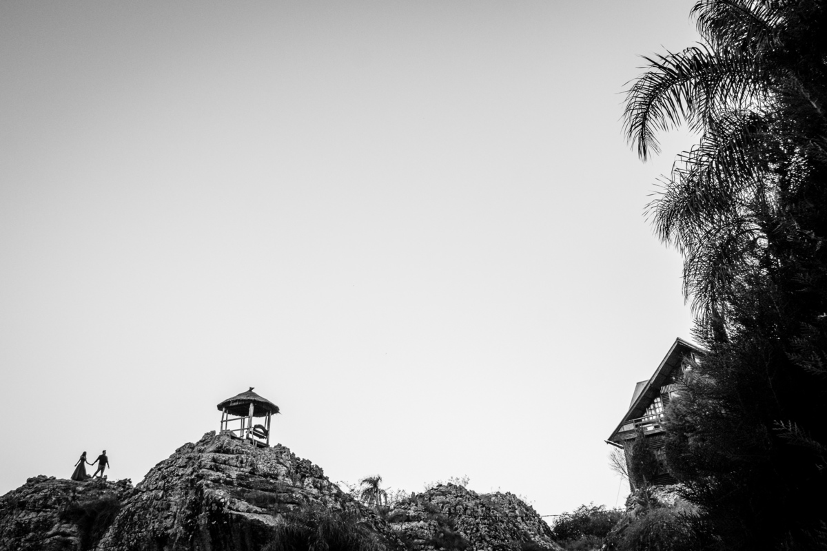 noivos no topo do morro em Itacurubi de la Cordillera