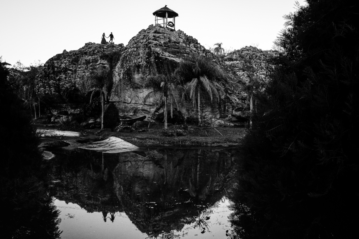 noivos no topo do morro em Itacurubi de la Cordillera