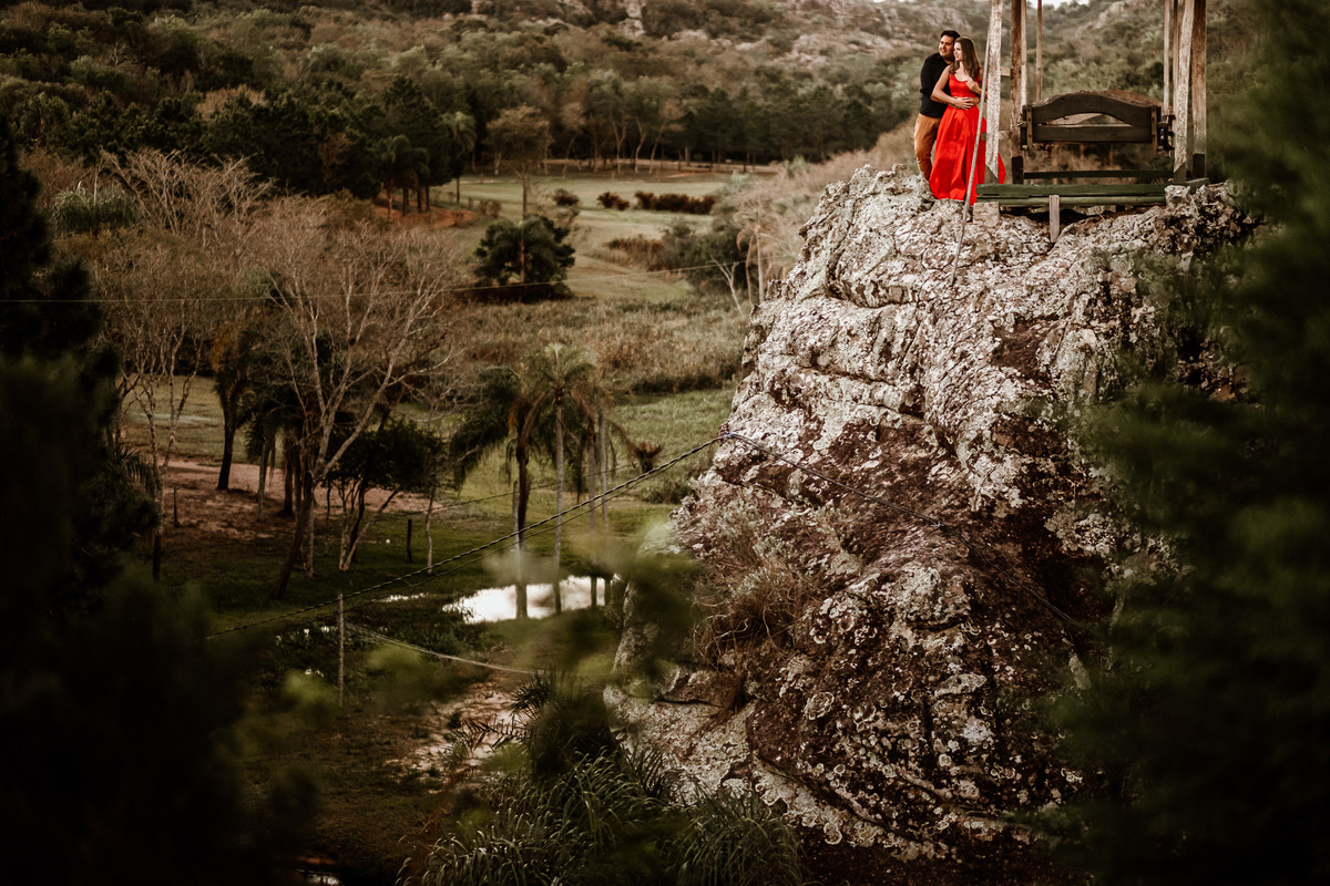 noivos no topo do morro em Itacurubi de la Cordillera