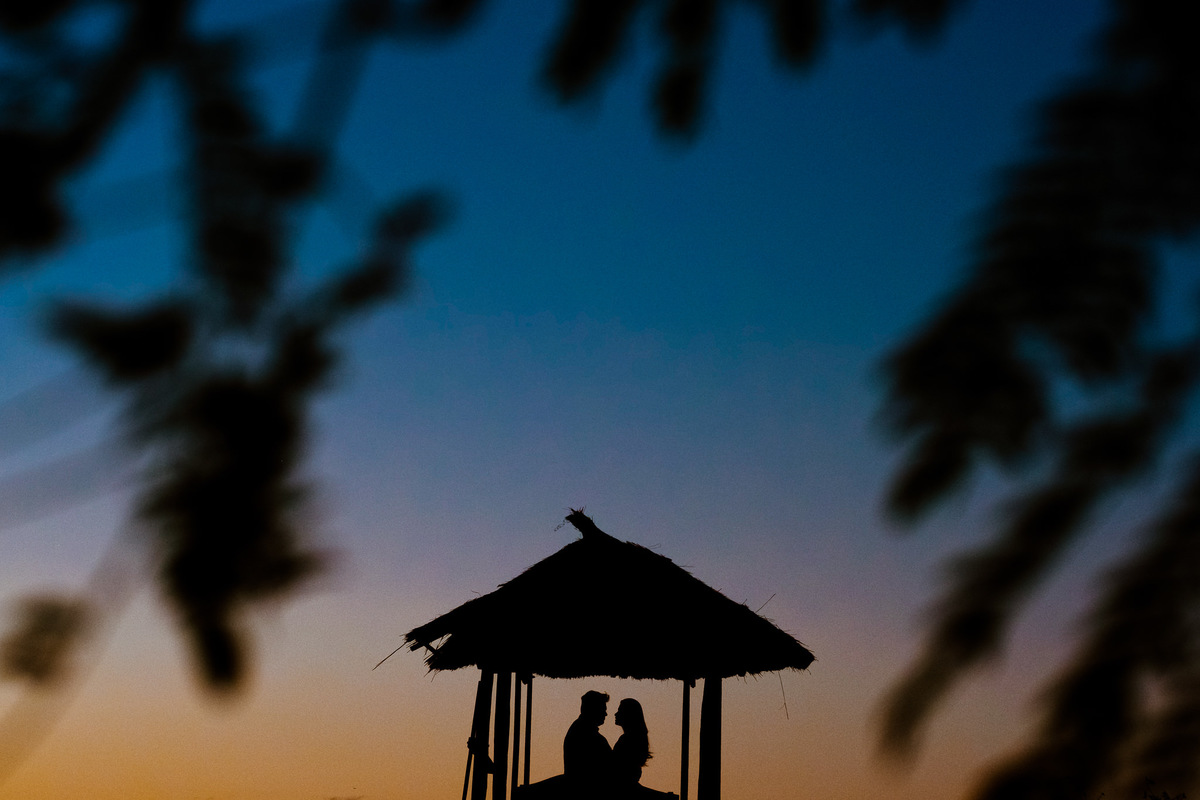 noivos no topo do morro em Itacurubi de la Cordillera