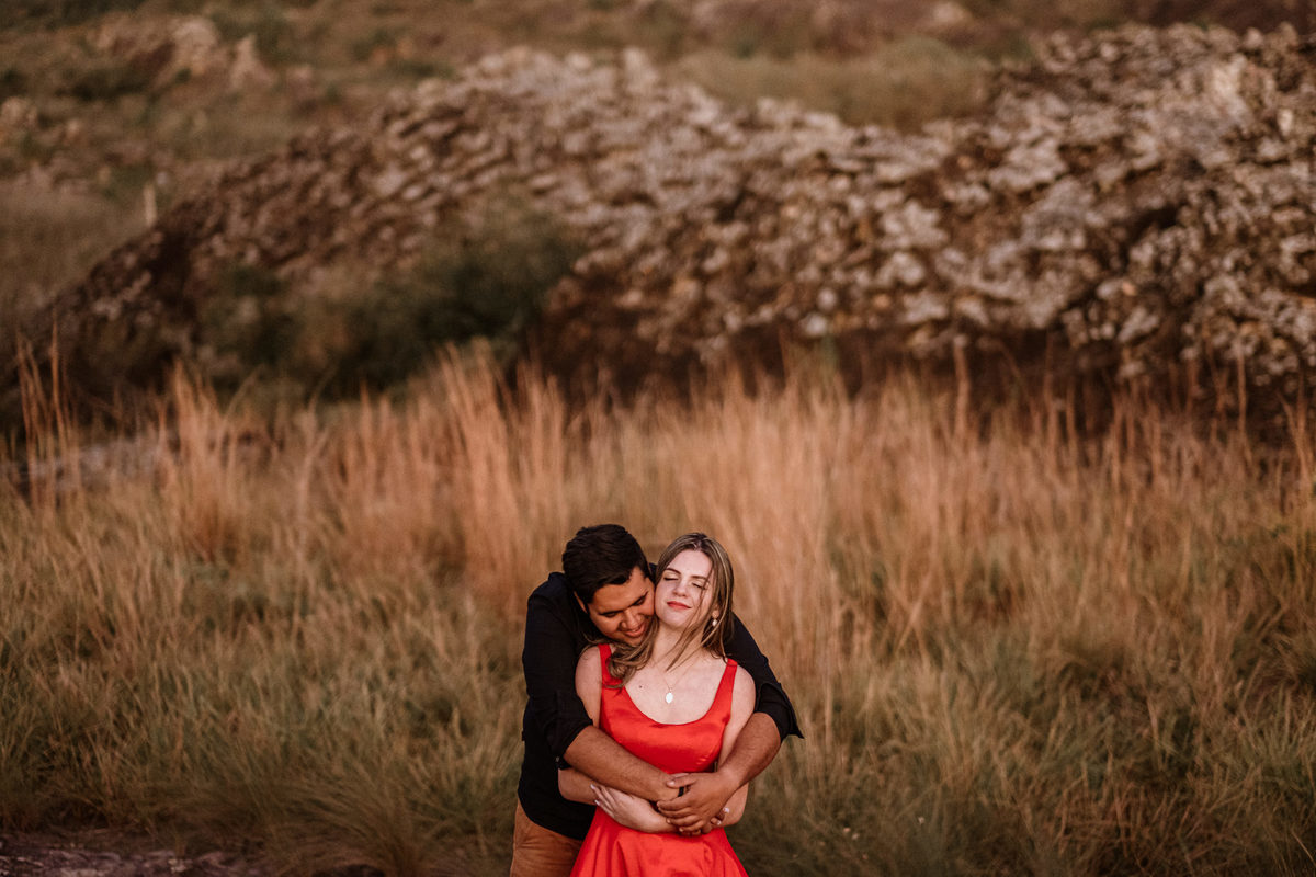 noivos abraçados em meio as pedreiras de Itacurubi de la Cordillera