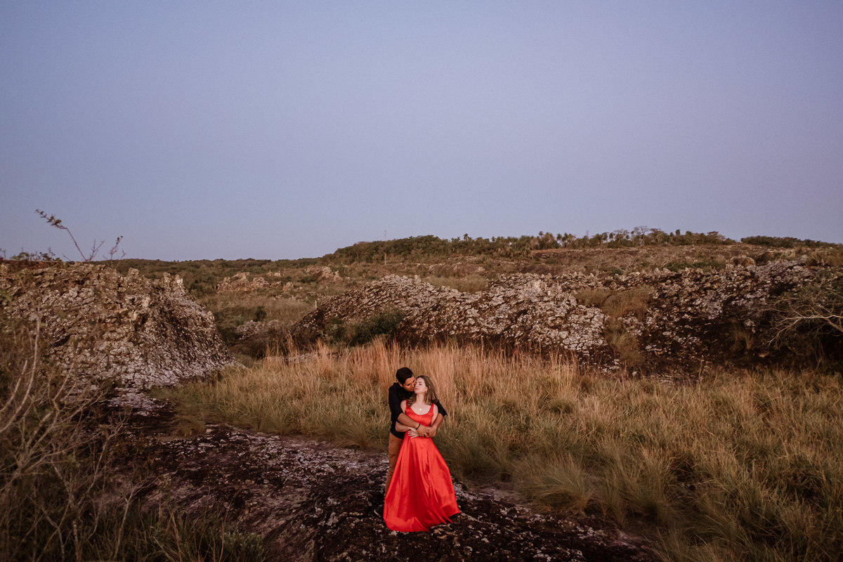 noivos abraçados em meio as pedreiras de Itacurubi de la Cordillera
