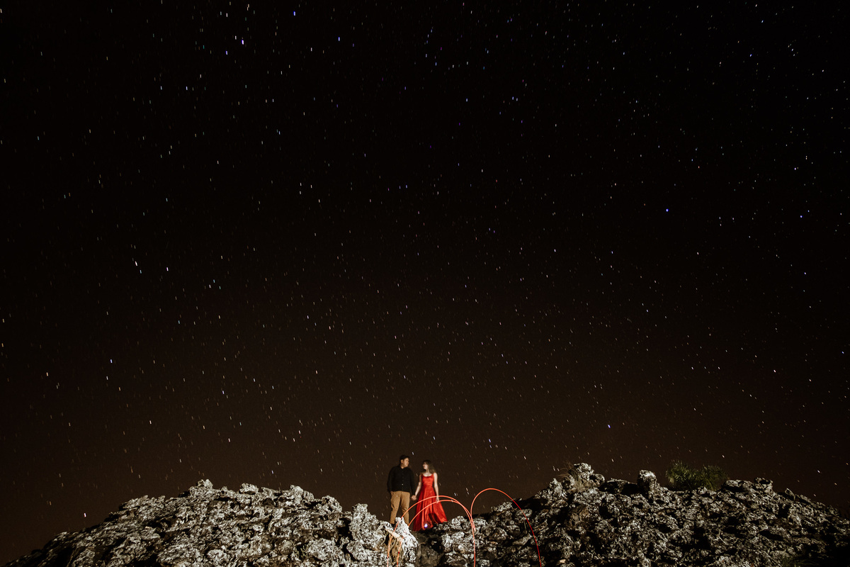 noivos no topo do morro em Itacurubi de la Cordillera com céu estrelado