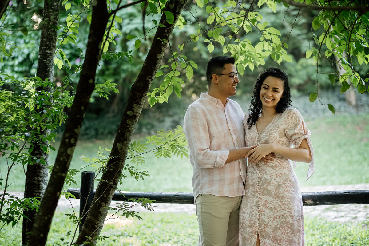noivos sorrindo sob a árvore
