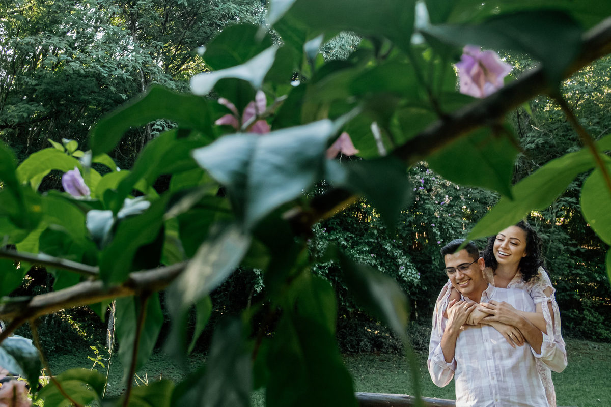 noiva e noivo sorrindo