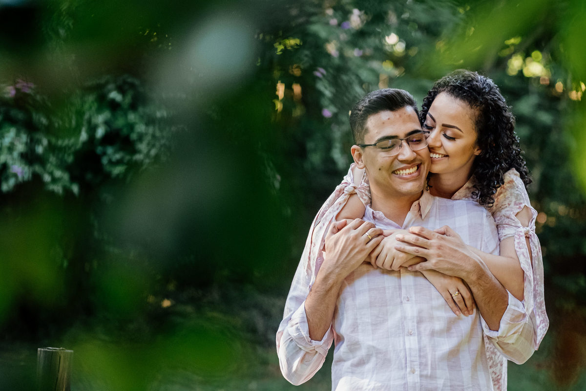 noiva e noivo sorrindo