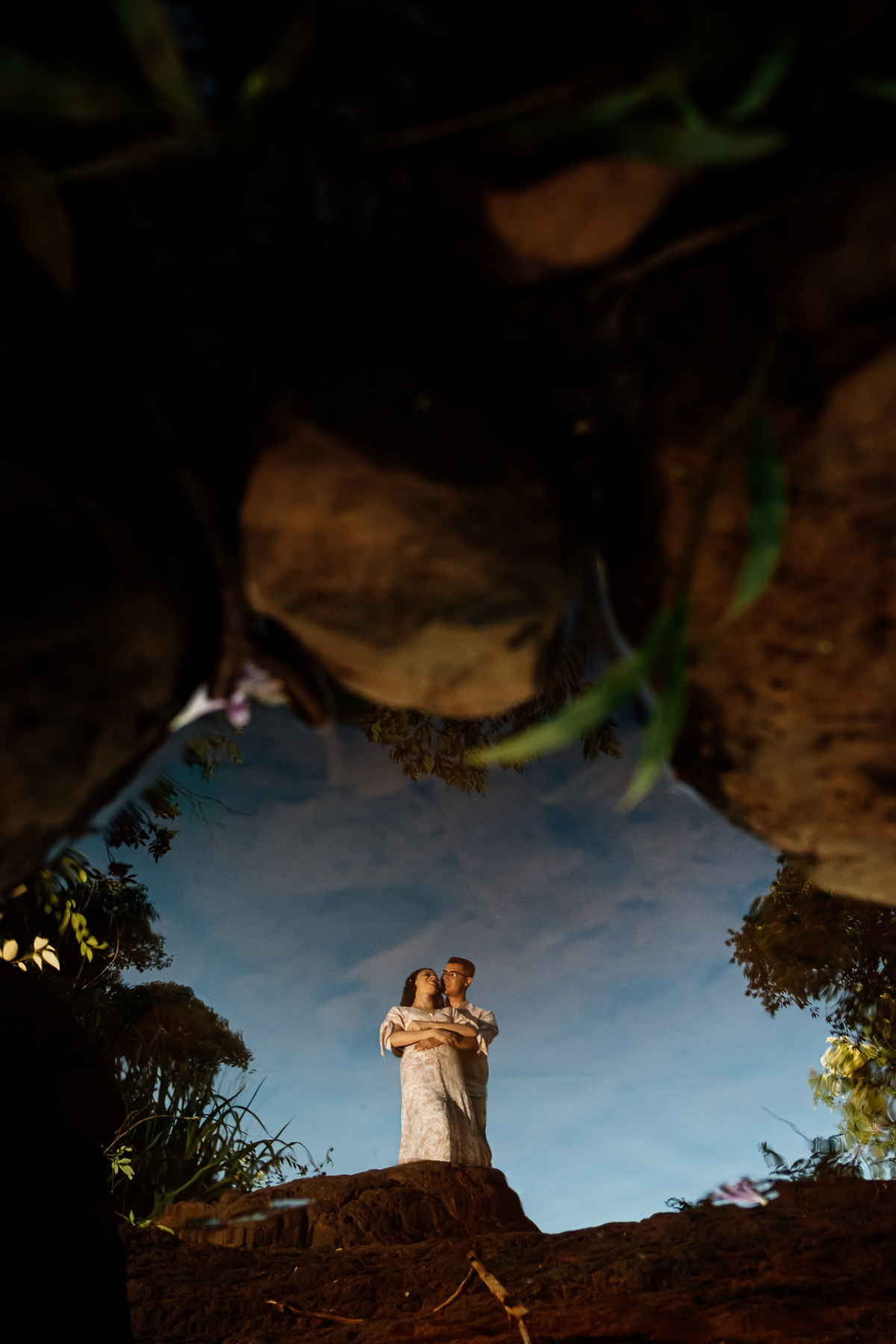 reflexo dos noivos na água