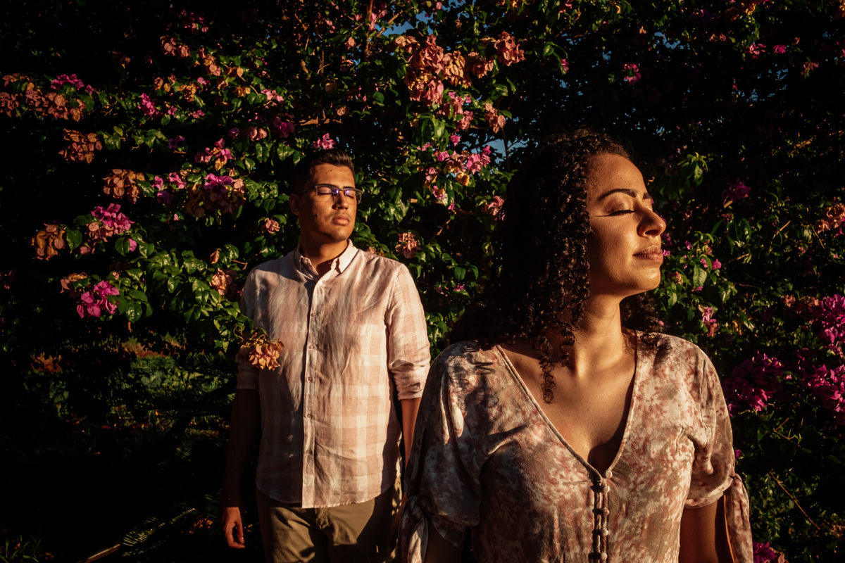 noivos posando para foto em tarde ensolarada