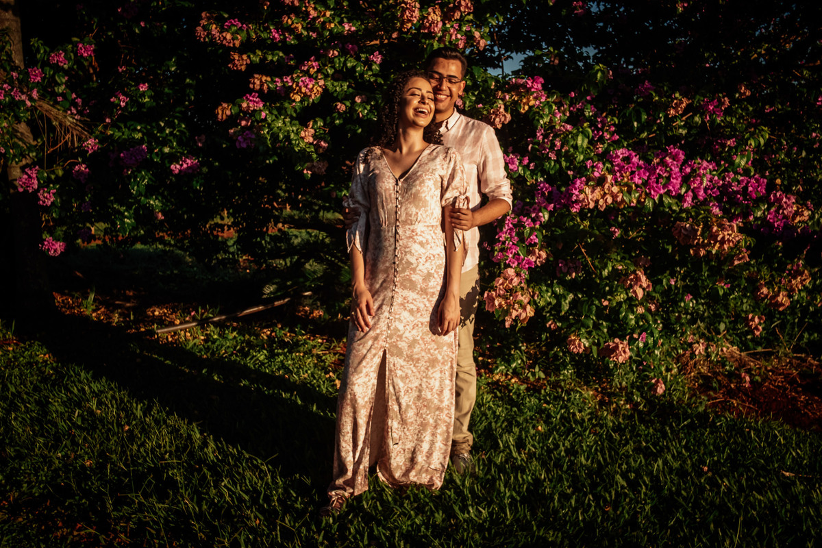 noivos posando para foto em tarde ensolarada