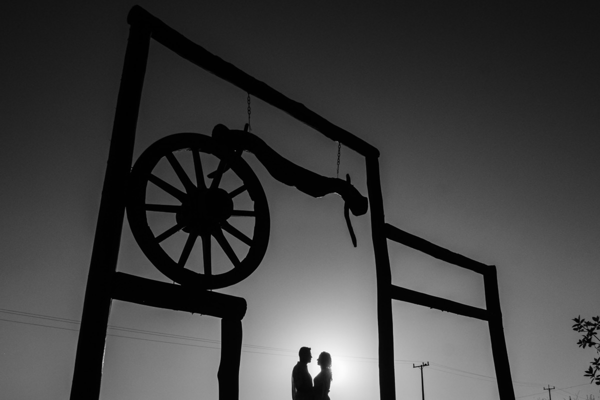 silhueta dos noivos sob portal de fazenda Recanto Olivo em Medianeira/PR