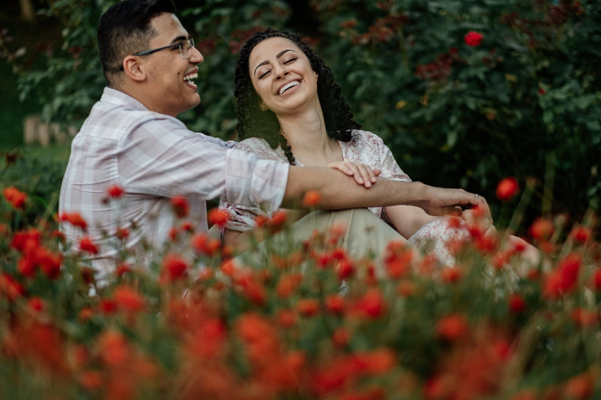 noivos no meio das flores